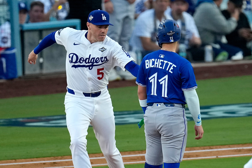 MLB(影)／世界大賽主審好壞球突「當機」！藍鳥一壘跑者慘遭夾殺出局教頭抗議