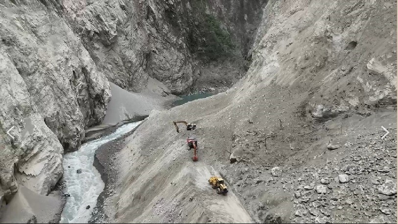 快新聞/中橫公路花蓮段又遇邊坡坍方!公路局積極搶通 估明下午開放通行