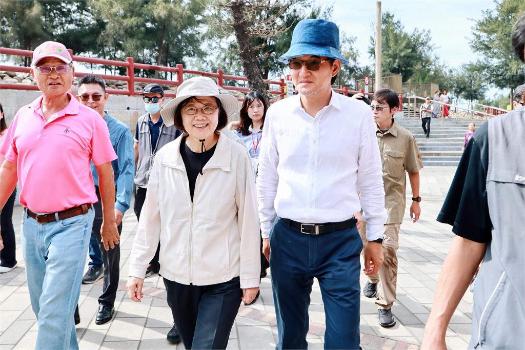 卸任後魅力依舊！蔡英文走遍地方　民眾巧遇激動落淚喊：台灣媽祖婆