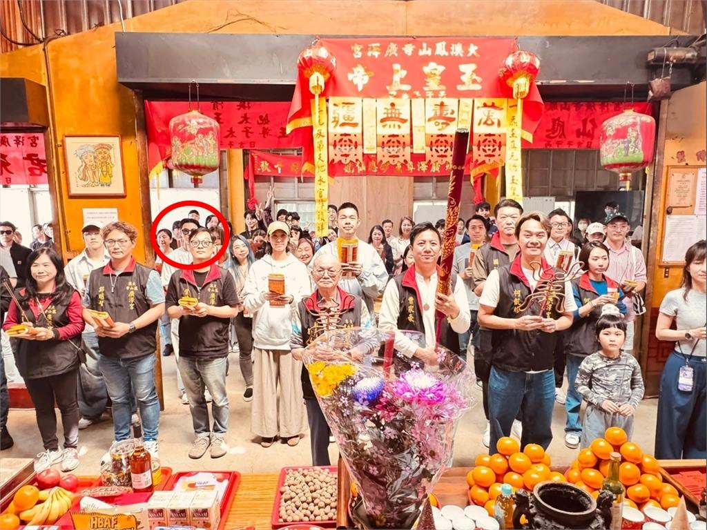 王子粿粿不倫風波後首度「同框」！2人現身廣澤宮「低調團拜」搶擲聖筊