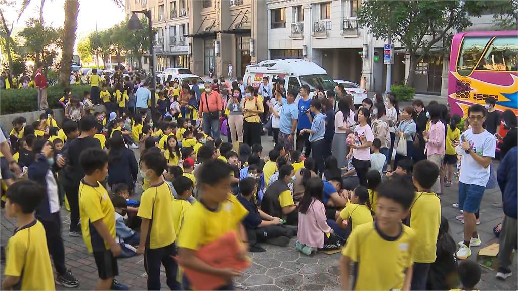 新北樹林工廠大火濃煙竄天　旁邊國小緊急疏散師生提早放學