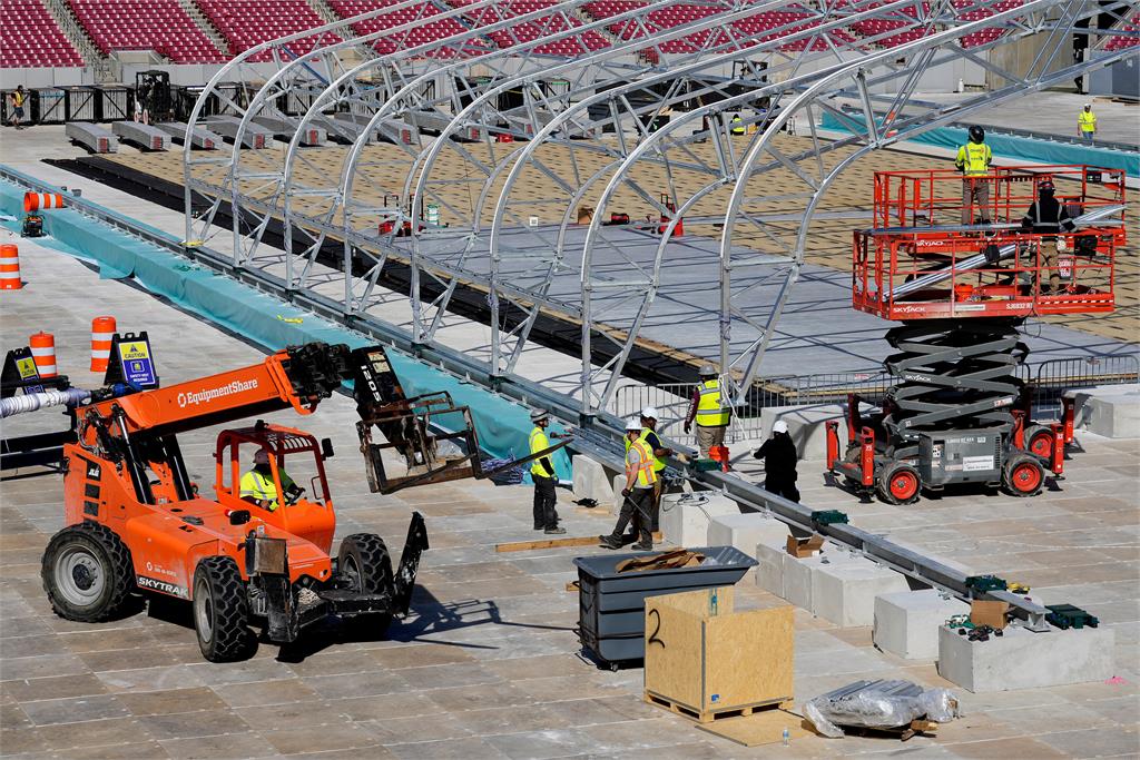 黃仁勳點名「3大職業」成AI時代黑馬！預言「做工的人」年薪將衝破300萬