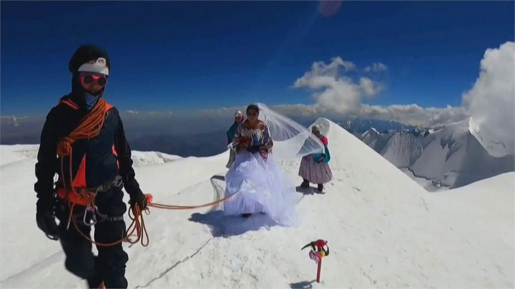 花了3天登頂！波利維亞熱愛登山新人　海拔6438米山頂結婚