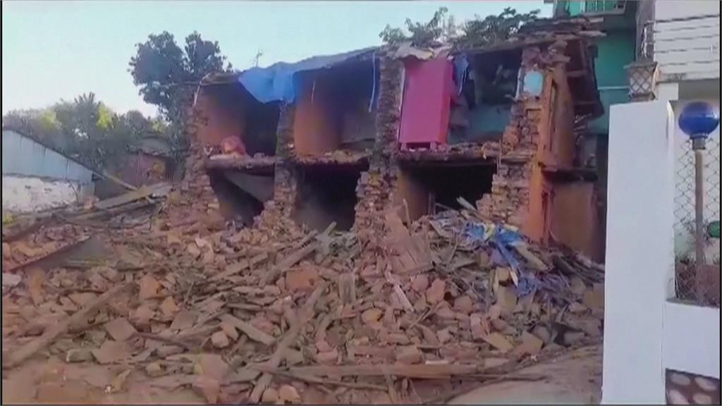 尼泊爾強震房屋倒一片　至少造成128人死亡