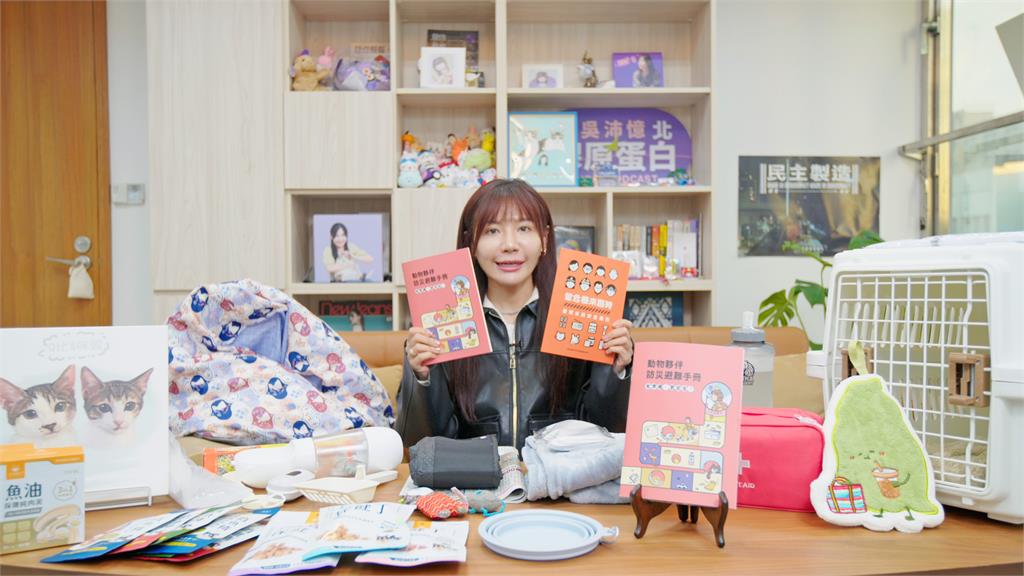 快新聞/鏟屎官快看!開箱動物避難包 吳沛憶「撸肥貓」超萌畫面曝光