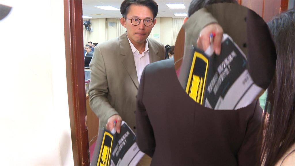 黃國昌30秒「偷」機密？1.25兆國防條例專報成焦點