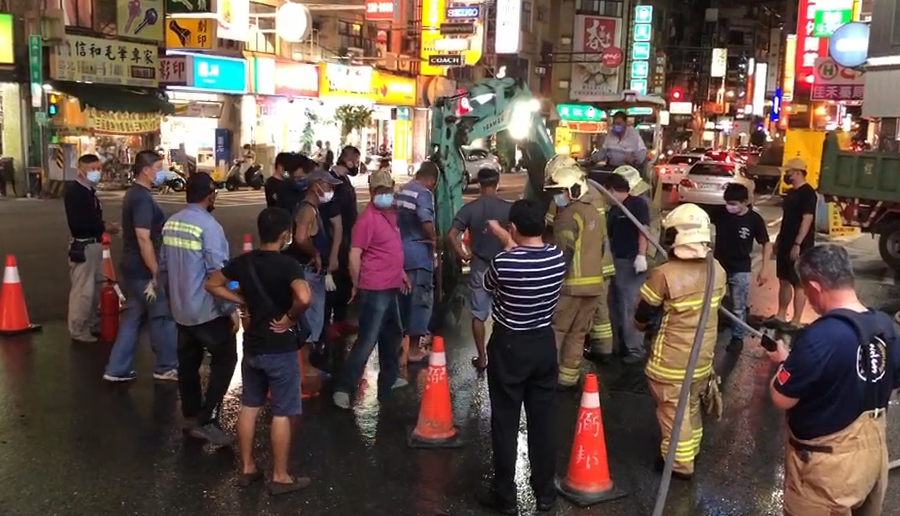 快新聞／台南東區東寧、東安路口驚傳瓦斯外洩  消防人員灑水稀釋