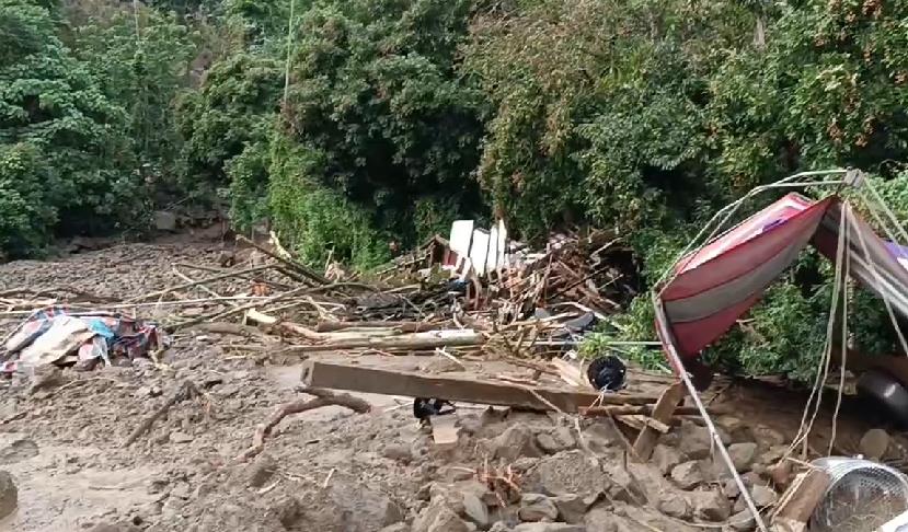 快新聞／嘉義暴雨「喪家出殯前遭土石流淹沒」畫面曝　挖土機今急上山救援