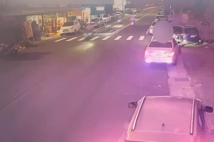 為索紙箱拾流浪貓! 婦人橫越馬路遭機車撞身亡