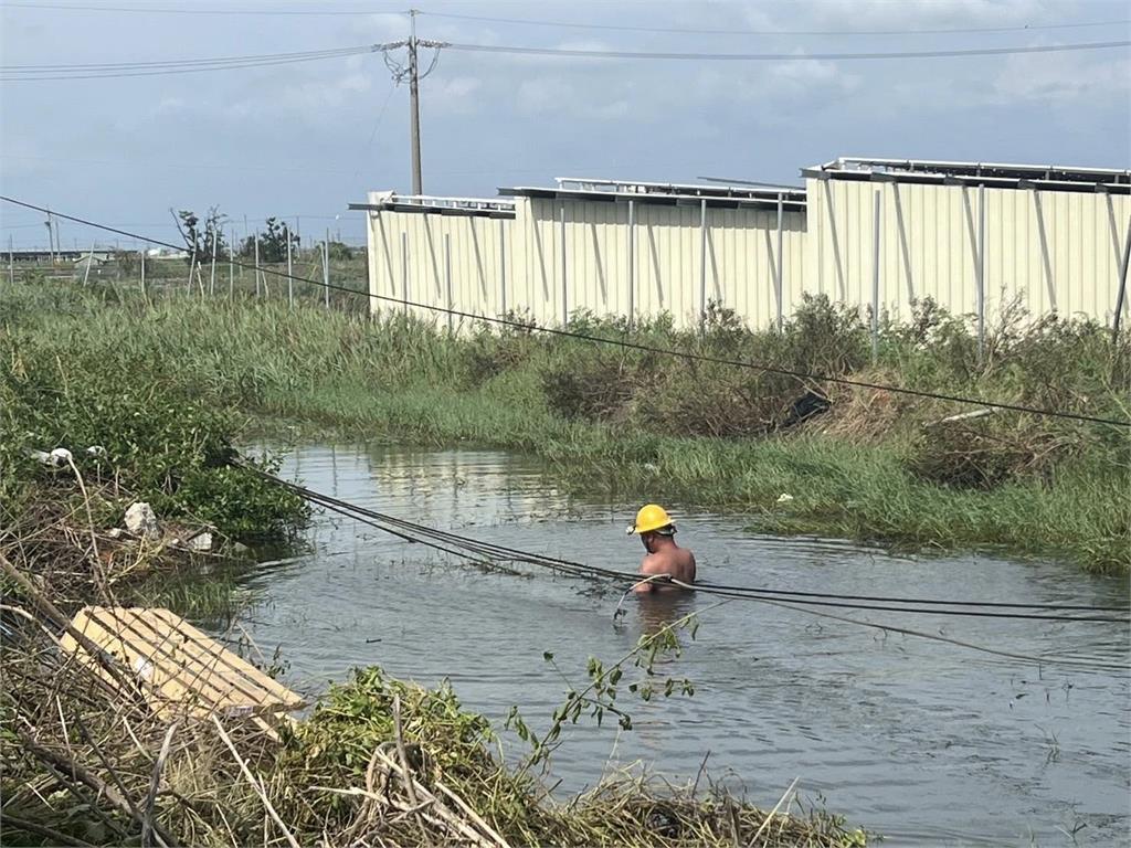 泡水搶修7天沒回家!台電員工妻見背影照淚曝近況:只盼他早點回家休息