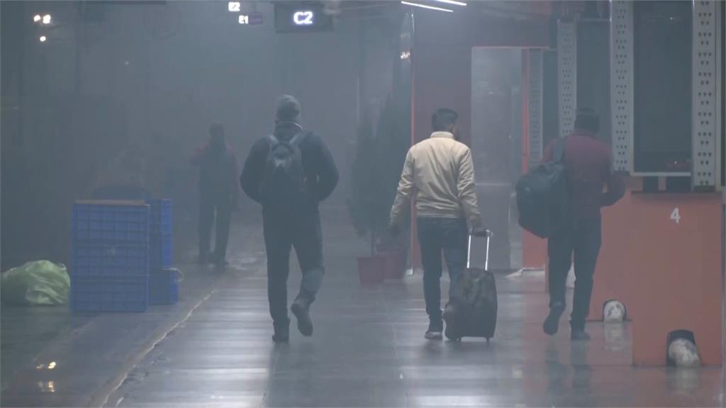 空污影響連日出現大霧　印度新德里機場一度能見度0