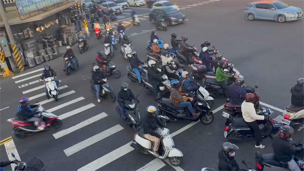 機車待轉沒打方向燈能檢舉?交通部解惑「亮這燈」就可以 網友直呼超意外