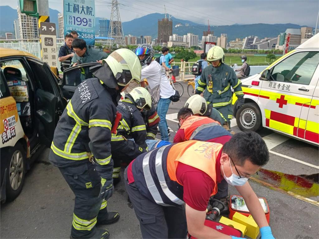 快新聞/最新!台北兒童新樂園外嚴重車禍 釀駕駛意識不清、乘客右腳變形