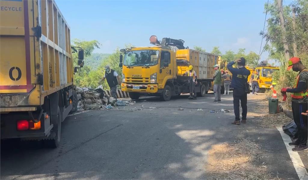 高雄月世界旁驚見「垃圾山」飄惡臭　環保局破袋調查「大多來自台南家庭垃圾」