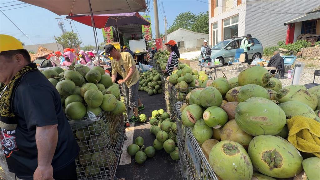 白沙屯媽祖回家了！　補給站「生魚片、椰子」慰勞香燈腳