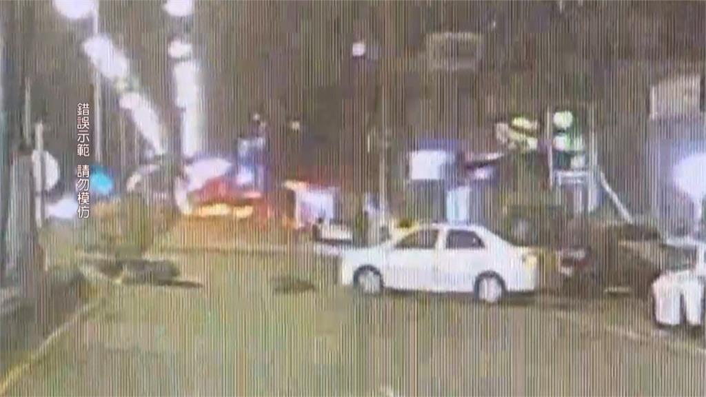 精神不濟?7旬男開車擦撞機車 又倒車輾騎士
