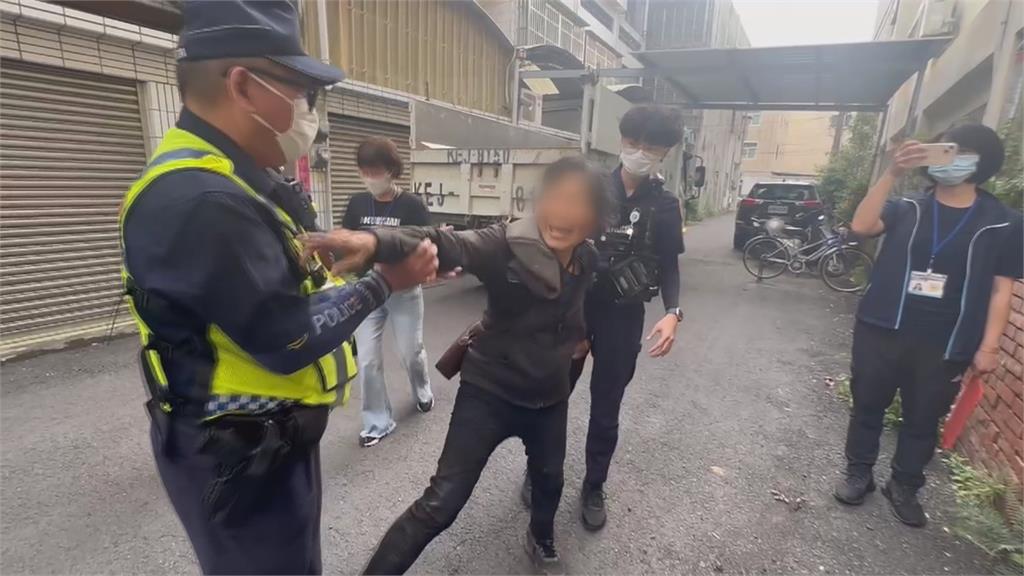 68歲婦住家門口堆成垃圾山　清4次又繼續囤！多次開罰也不怕