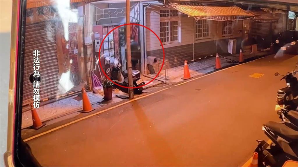 羅東竊賊掀機車廂一路偷到尾 貨車零錢.鴨舌帽也不放過
