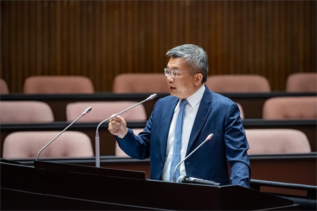 快新聞/洲際球場外白牆恐有吃球疑慮 中市府宣布:將調整為深藍色