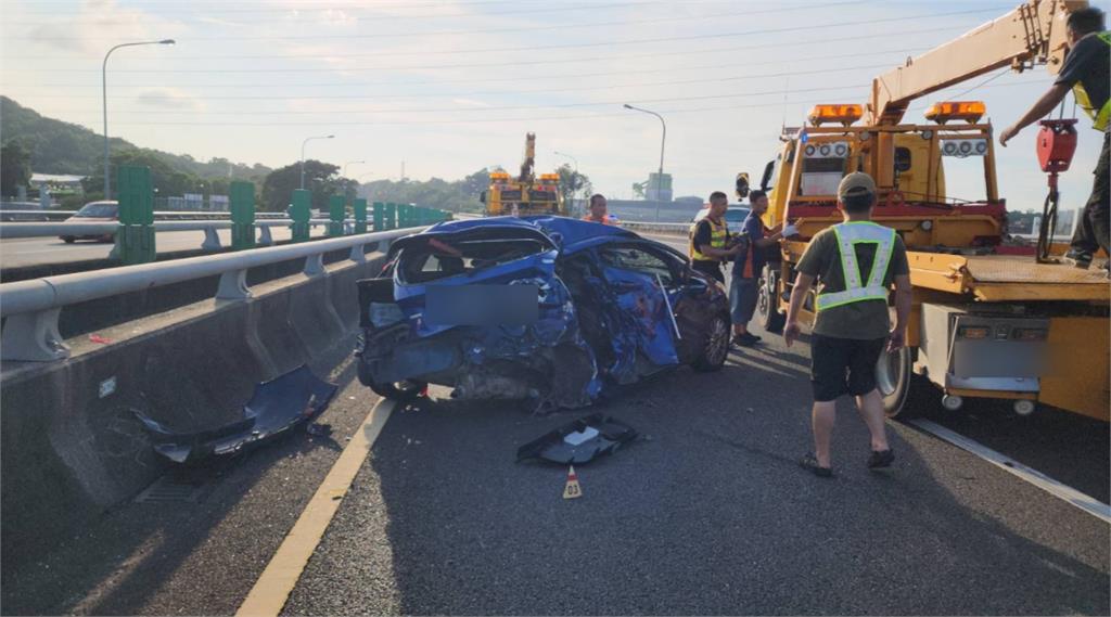 快新聞／國3轎車故障！22歲駕駛要放「警示」　遭砂石車撞上噴飛搶救不治