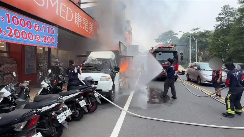 內急「忘關火」！蔥油餅車油鍋燒起來整車付之一炬