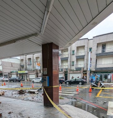 颱風天女兒牆砸落釀1死1傷 釀禍建築頂加蓋確認為違建