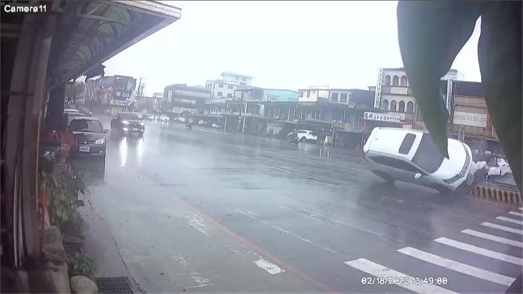 宜蘭自撞車禍!貨卡衝撞路樹駕駛亡 轎車撞庇護島翻覆