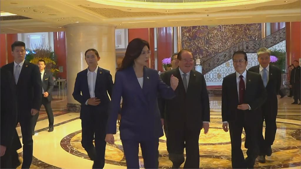 自信握拳迎接鄭習會！鄭麗文出發前喊：我是晴天娃娃