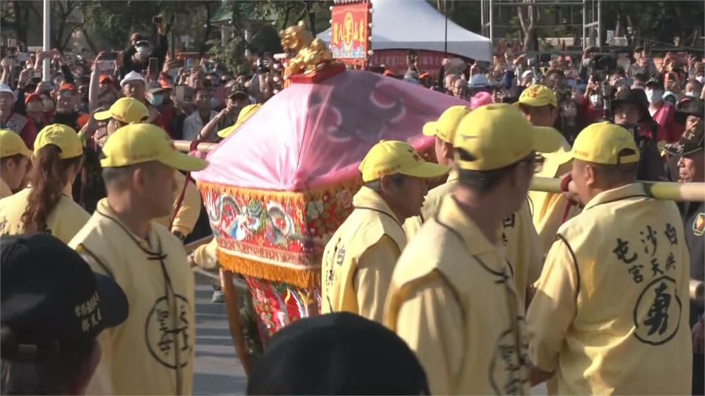 「粉紅超跑」到高雄 「四大天后」合體遶境場面盛大