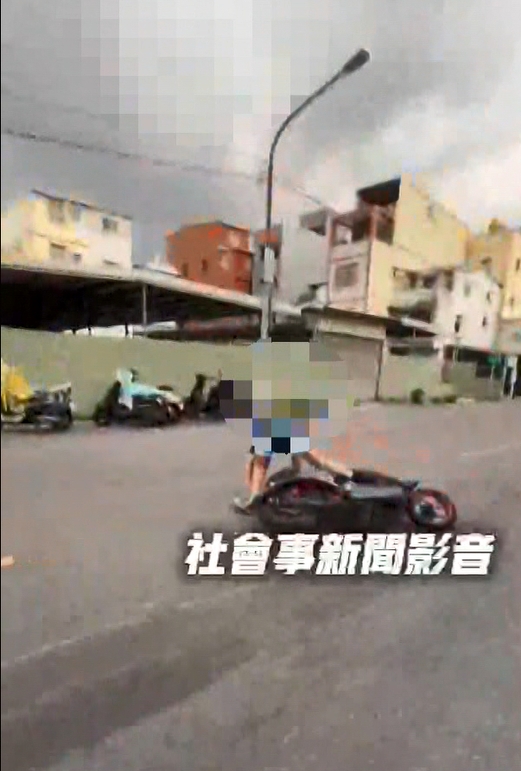 想耍帥?高雄民眾「空中飛人」姿勢騎車 還違法改裝、逆向蛇行