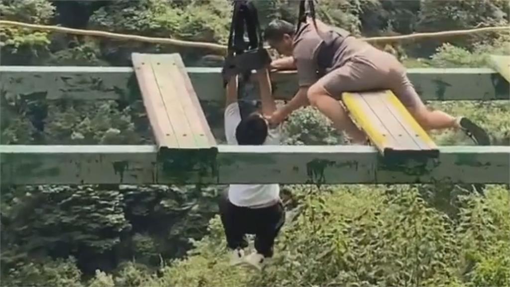 湖北10歲男童走高空網紅橋踩空　眼睜睜安全吊帶抽離墜谷驚險畫面曝光　