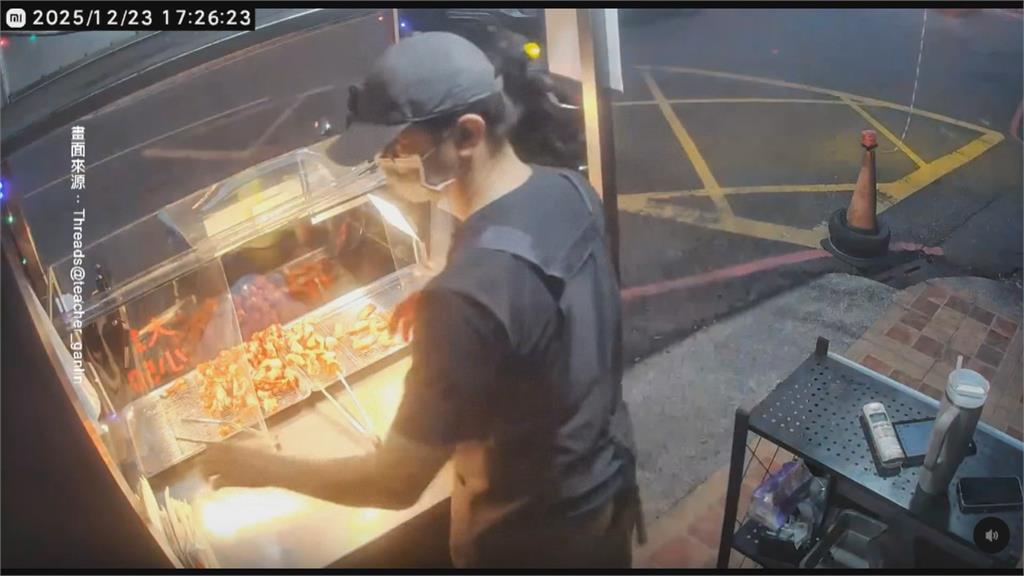 騎士豆乳雞掉地！佛心老闆想賠　兩人攤前「你推我讓」po網超逗趣