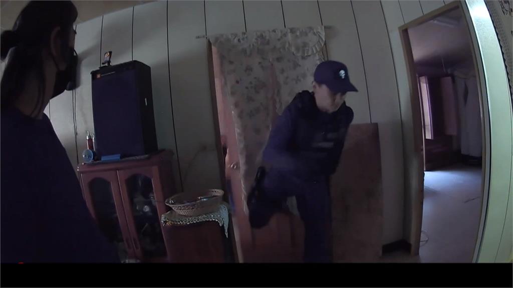 警抓毒販破門驚見男嬰！　下秒充當保母幫泡奶安撫