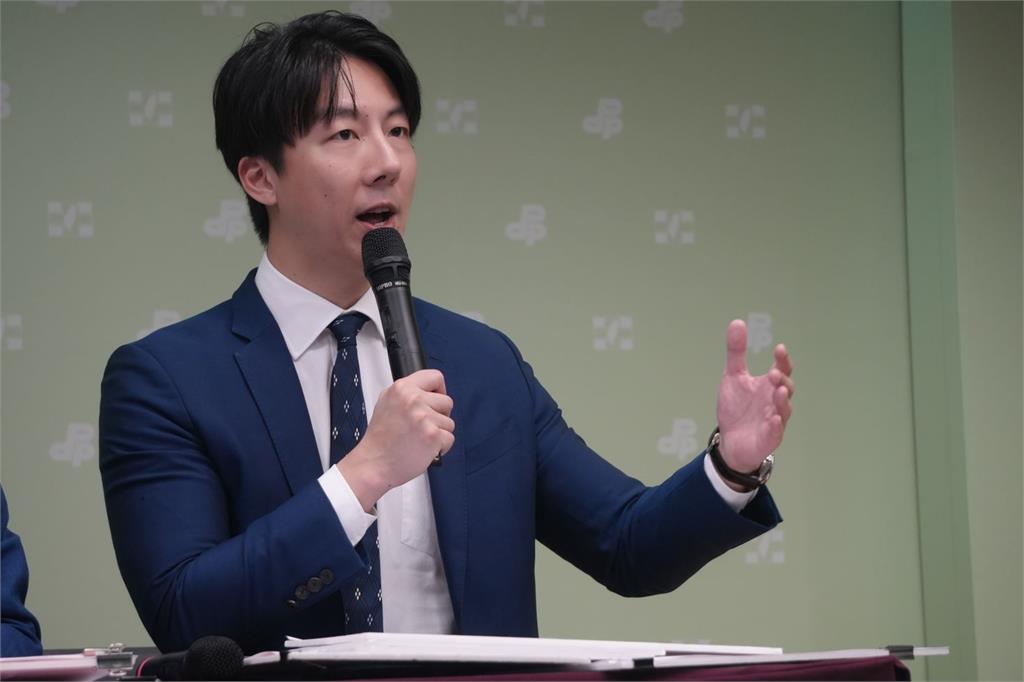 快新聞/國民黨宣布力推兩大公投 民進黨嗆師出無名:證明朱立倫慌了