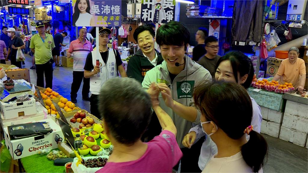 快新聞/林昶佐帶吳沛憶、吳崢聯合掃街 第一果菜市場搏感情