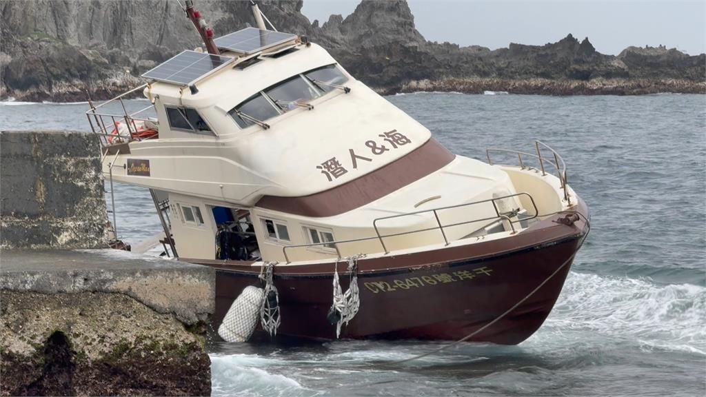 綠島千洋號擱淺！20潛客跳海上岸　船隻拖離斷裂沉沒