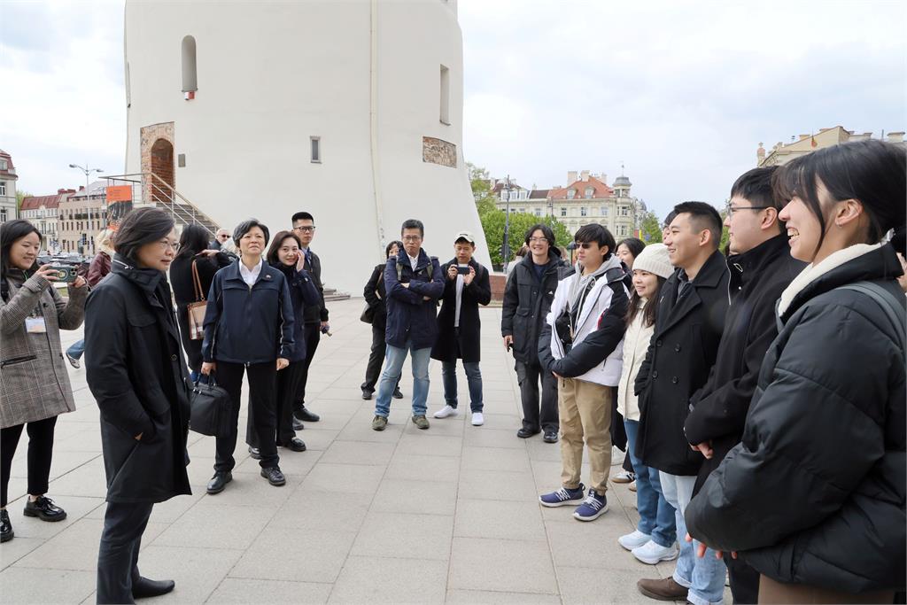 快新聞/蔡英文轉圈許願「國泰民安」 送小泡芙給留學生好奇問:一次吃幾包?