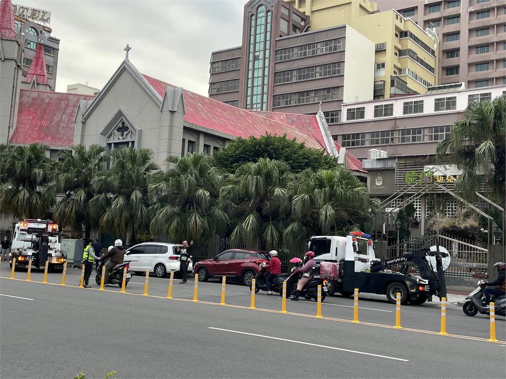 矛盾對決? 停車格內有紅線 停車挨罰民眾批搶錢
