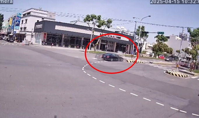 躲警追緝! 還是栽了! 假牌車自撞分隔島又撞對向車