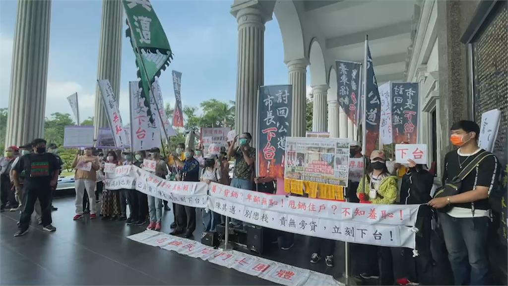 藍支持者高雄市議會外抗議80名警力戒備　　陳其邁：尊重意見表達自由