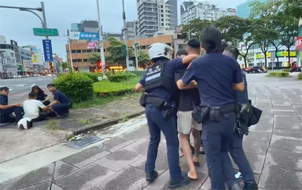 駕駛「毒酒駕」還沒繫安全帶　兩友瞎挺吼警被壓制上銬