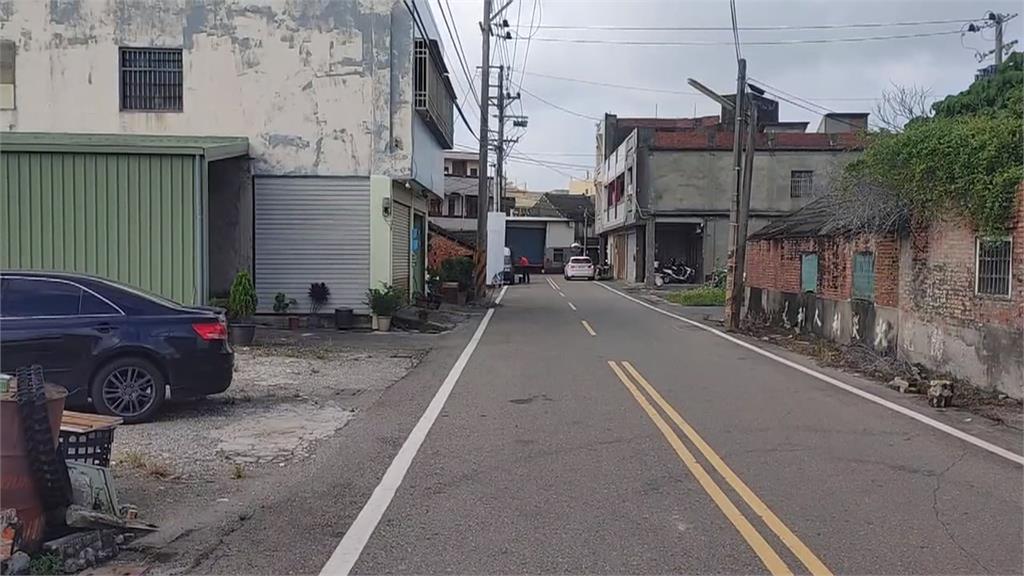 火氣大?轎車駕駛疑不滿被超車 竟猛踩油門 追撞機車騎士