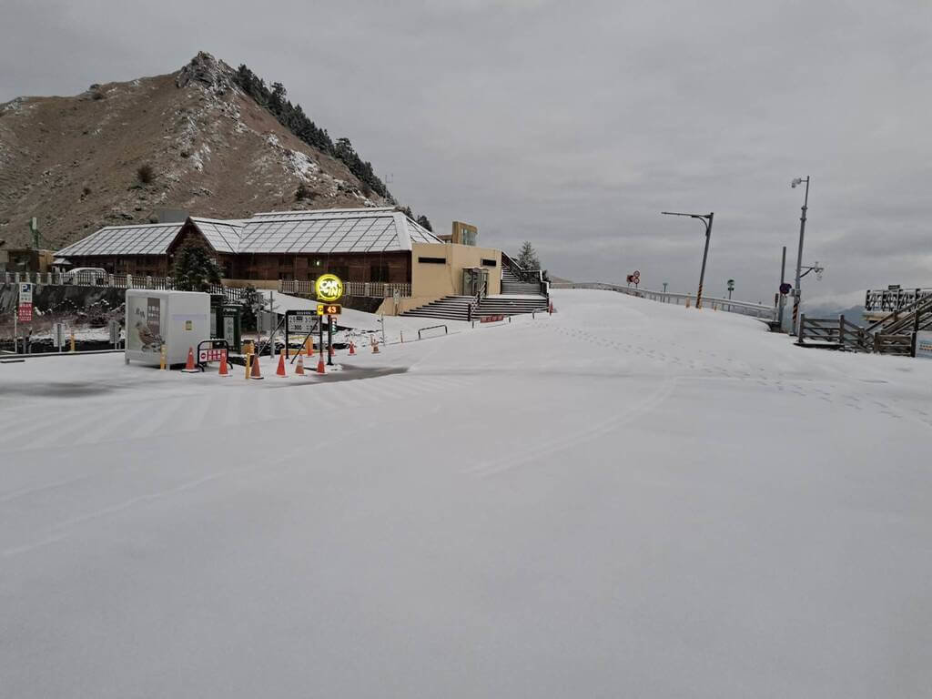 合歡山降雪 台14甲昆陽至大禹嶺須掛雪鏈通行