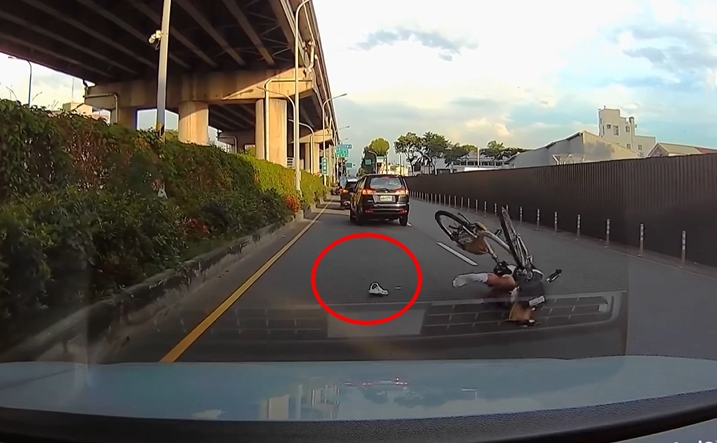 台中男學生騎YouBike翹孤輪慘摔 單車業者:兩邊點放煞車較安全