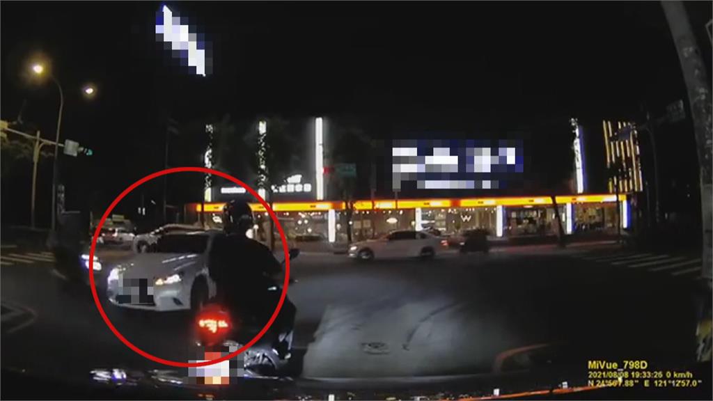 機車撞轉彎轎車 後座乘客噴飛傷重不治 波及等紅燈騎士