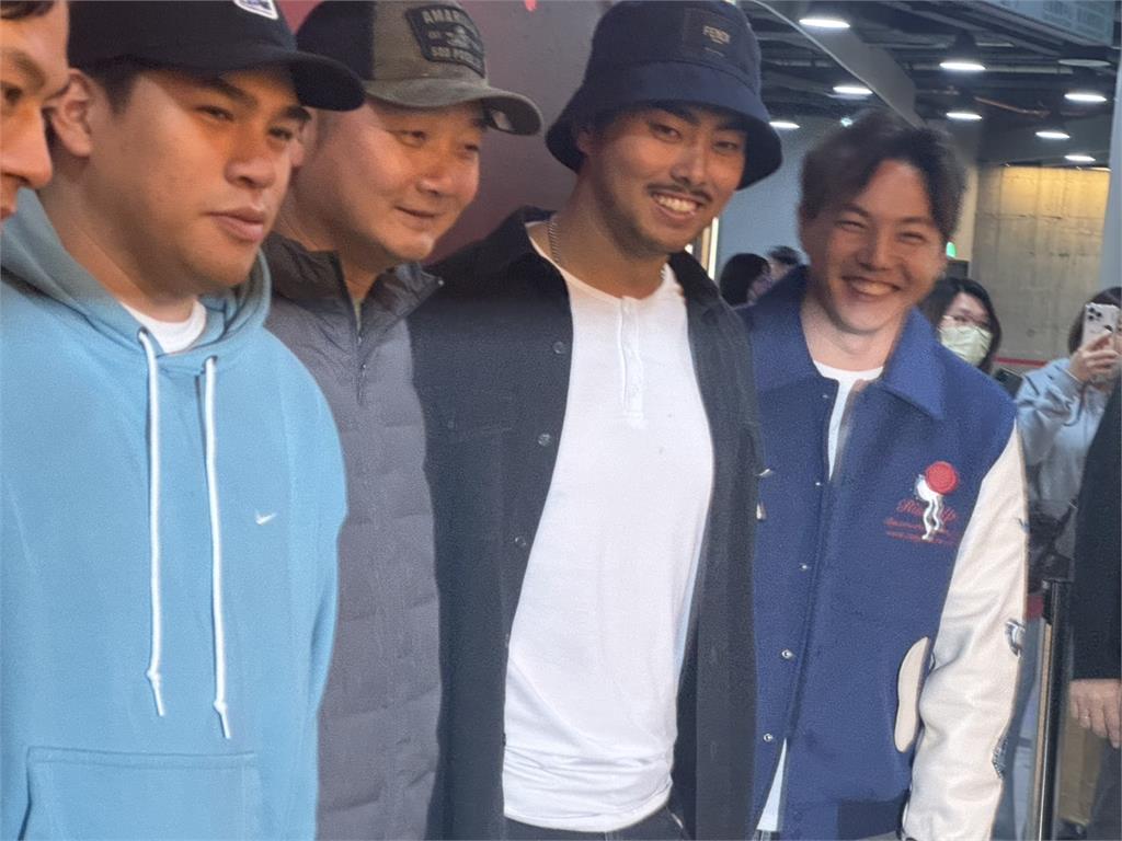 直擊/台灣英雄現蹤張惠妹大巨蛋首唱!林家正現身引「家正婦」驚聲尖叫!
