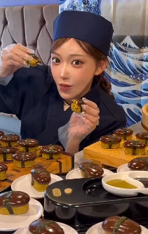 才被嗆「別用摸GG的手捏壽司」!明日花綺羅又被酸「外星臉」嗆拳王:大猩猩不懂?