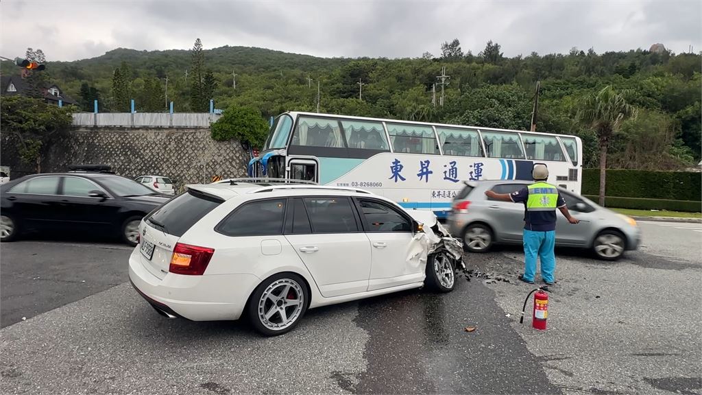花蓮台11線遊覽車迴轉遭撞　轎車被彈飛到對向冒白煙