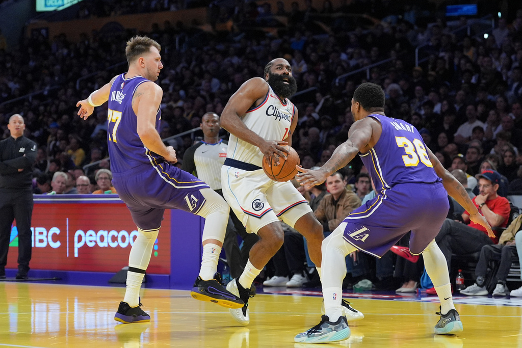 NBA(影)／季中盃賽球場特殊地板太滑？湖人新當家「東七七」稱很危險