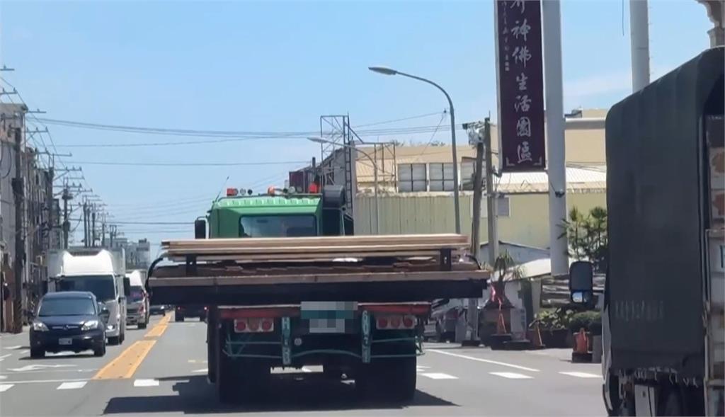 太離譜!拖板車載超寬木製模具 橫跨2車道最高罰1.8萬